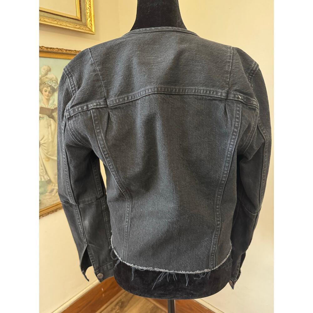 Levi’s Altered Trucker Black Cropped Denim Jacket Raw Hem Women’s Small - Picture 2 of 12